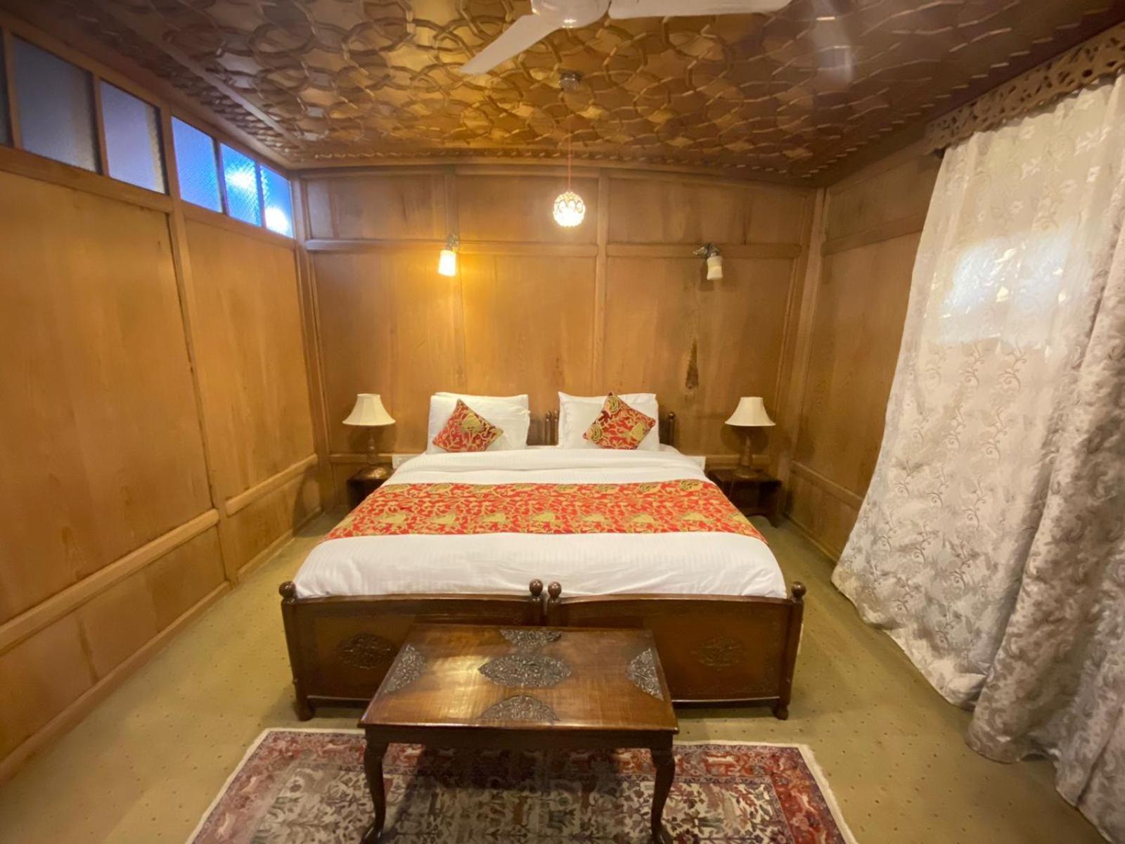Nazneen Group Of Houseboats Srinagar  Bagian luar foto