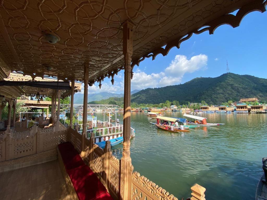 Nazneen Group Of Houseboats Srinagar  Ruang foto